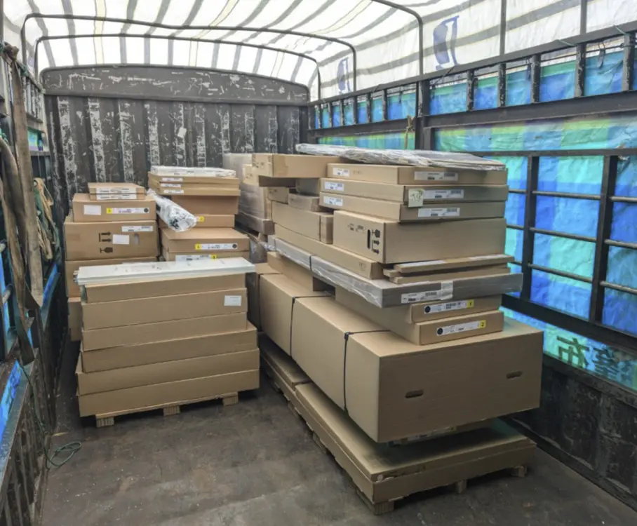 Товары за границей их еще не упаковали, для транспортировки